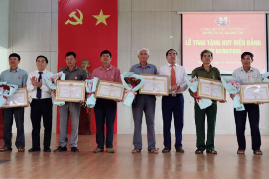 Quảng Tín trao tặng Huy hiệu Đảng cho 28 đảng viên đợt 2/9