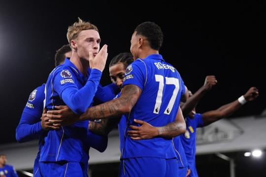 Cole Palmer tỏa sáng rực rỡ giúp Chelsea đánh bại Fulham 3-2 ở vòng mở màn Ngoại hạng Anh