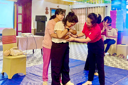 Tập huấn truyền thông nước sạch, vệ sinh và sơ cấp cứu ban đầu