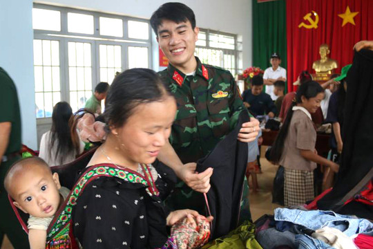 Đoàn Kinh tế - Quốc phòng 720 tặng hơn 500 bộ quần áo đến đồng bào các dân tộc