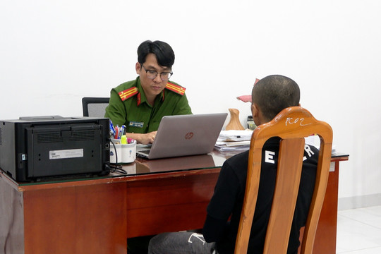 Đối tượng truy nã về tội môi giới mại dâm ra đầu thú