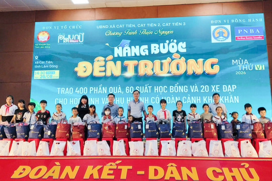 Ấm áp chương trình “Nâng bước em đến trường” lần thứ VI