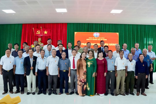 53 đảng viên được trao Huy hiệu Đảng tại Gia Nghĩa