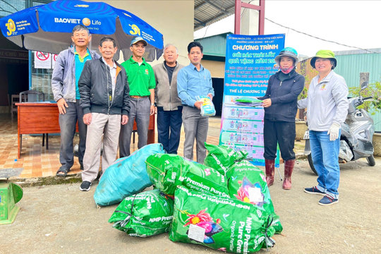 Phường Lang Biang - Đà Lạt “Đổi rác lấy quà” thu gom rác thải nguy hại