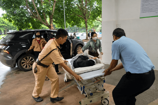 Cảnh sát giao thông Lâm Đồng hỗ trợ đưa sản phụ nguy kịch đi cấp cứu