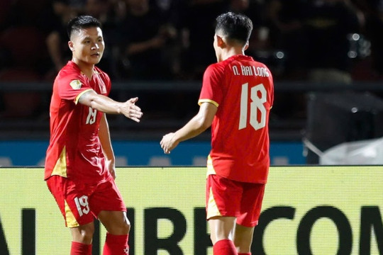 Tiền vệ Nguyễn Quang Hải chính thức vượt Lê Công Vinh, lập cú đúp kỷ lục lịch sử