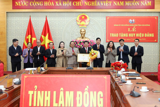 Trao tặng Huy hiệu 35 năm tuổi Đảng cho đồng chí Dương Khắc Mai