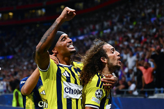 Hạ gục Lyon 2-1 trong ngày VAR từ chối 2 bàn thắng, Fenerbahce vào vòng bảng Champions League