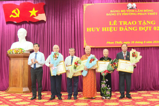 197 đảng viên phường Phan Thiết vinh dự nhận Huy hiệu Đảng dịp Quốc khánh