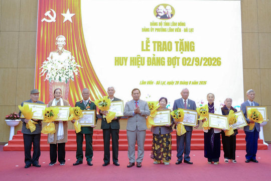 Phó Chủ tịch HĐND tỉnh Lâm Đồng K’ Mák trao Huy hiệu Đảng tại phường Lâm Viên - Đà Lạt