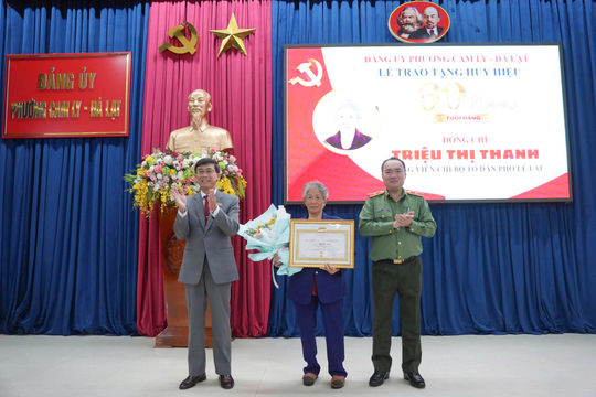 Thiếu tướng Trương Minh Đương dự lễ trao Huy hiệu Đảng tại phường Cam Ly - Đà Lạt