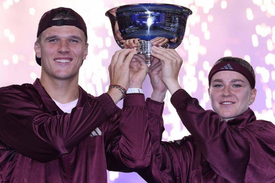 Vượt qua dàn sao lớn, Muchova và Mensik vô địch đôi nam nữ US Open 2026 từ suất đặc cách