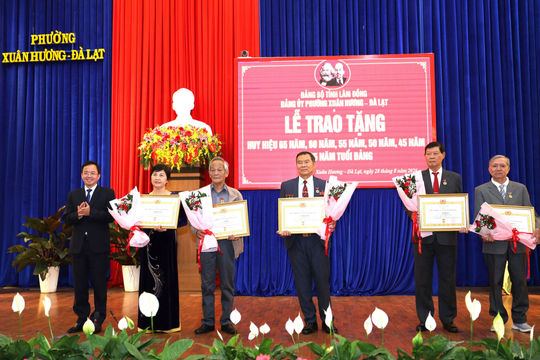 Trưởng Ban Tổ chức Tỉnh ủy Lâm Đồng Tôn Thiện Đồng trao Huy hiệu Đảng tại phường Xuân Hương - Đà Lạt