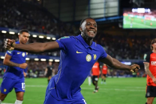 Danny Welbeck ghi bàn giúp Chelsea đánh bại Luton Town 2-0 để tiến vào vòng 3 Carabao Cup