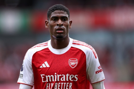 Fenerbahce cùng hai CLB Ả Rập quyết tranh mua Cristhian Mosquera từ Arsenal giá 35 triệu bảng