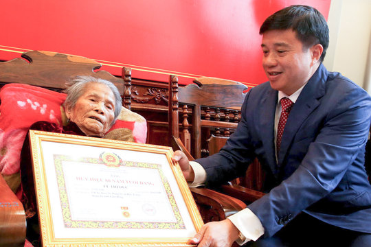 Bí thư Tỉnh ủy Lâm Đồng Y Thanh Hà Niê Kđăm trao Huy hiệu 80 năm tuổi Đảng cho đảng viên Lê Thị Dục