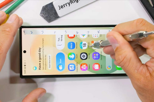 Đánh giá độ bền của Samsung Galaxy Z Fold8 Ultra qua bài thử bẻ cong và cào xước khắc nghiệt