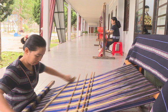 Giữ sắc thổ cẩm Cơ Ho dưới chân núi Voi