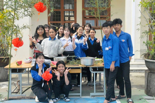 Nữ sinh người Tày và ước mơ gieo chữ ở quê nhà