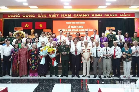 NA President presents Party-membership badges to veteran members