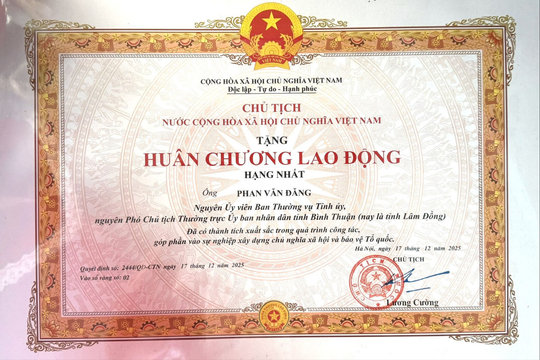 Đồng chí Phan Văn Đăng được tặng Huân chương Lao động hạng Nhất