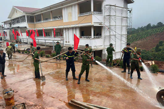 Công an tỉnh Lâm Đồng hỗ trợ trường vùng biên chuẩn bị khai giảng năm học mới