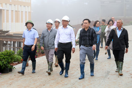 Phó Chủ tịch UBND tỉnh Lâm Đồng Nguyễn Minh kiểm tra trường nội trú xã Quảng Trực