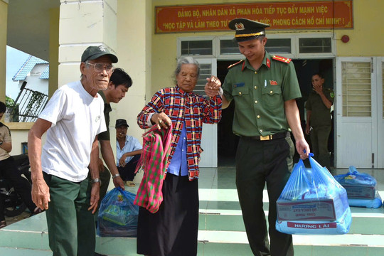 Tuyên truyền pháp luật và trao 100 phần quà tại xã Bắc Bình
