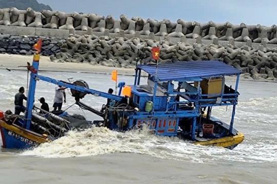 Lâm Đồng: 2 tàu cá bị chìm, 8 ngư dân bơi vào bờ an toàn