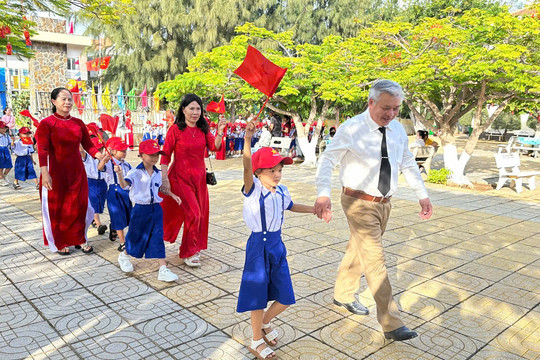 Rộn ràng tiếng trống khai trường nơi đảo xa Phú Quý