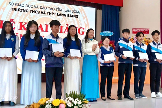 Phường Lang Biang - Đà Lạt tặng thẻ BHYT cho học sinh khó khăn