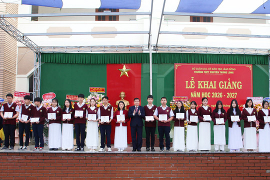 Bí thư Tỉnh ủy Lâm Đồng Y Thanh Hà Niê Kđăm dự lễ khai giảng năm học 2026 - 2027 tại Trường THPT Chuyên Thăng Long