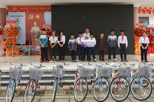 Công ty Thủy điện Đại Ninh trao 50 xe đạp và 40 suất học bổng “Tiếp bước cho em đến trường” nhân dịp khai giảng năm học 2026 - 2027