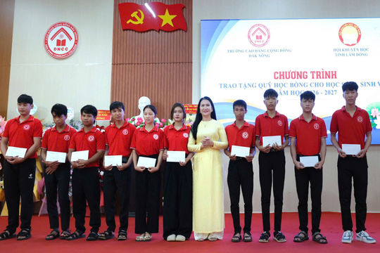 Hội Khuyến học tỉnh vận động hơn 4,8 tỷ đồng tiếp sức học sinh khó khăn đến trường