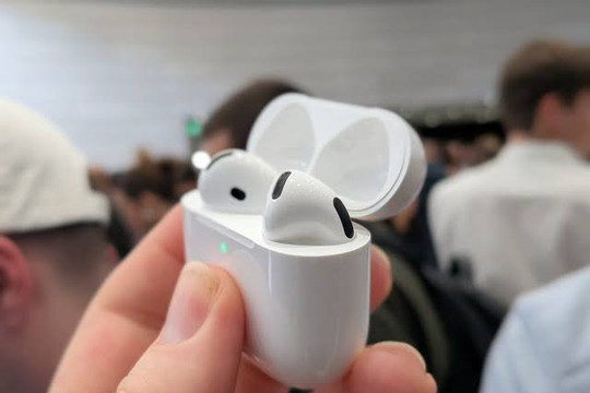 Apple vô tình để lộ AirPods Ultra trang bị camera nhận diện thông minh ra mắt tháng 9