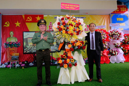 Công an Lâm Đồng đồng hành cùng học sinh trong ngày khai giảng
