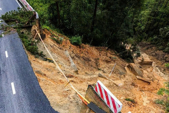 Building Landslide Risk Maps for Early Warning