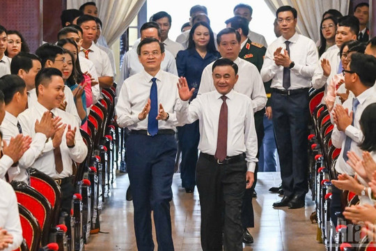 Đổi mới phải đặt trong tổng thể xây dựng Đảng, phát triển lý luận và xây dựng đội ngũ cán bộ