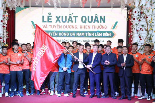 Người hâm mộ bóng đá Lâm Đồng cổ vũ trận đầu tiên trên sân nhà