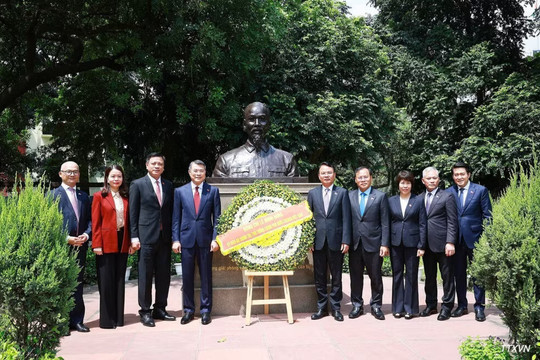Thủ tướng Lê Minh Hưng dâng hoa tại Tượng Chủ tịch Hồ Chí Minh ở New Delhi