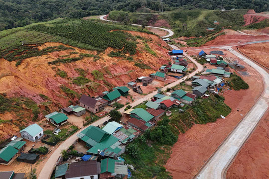 13 hộ dân Đưng K’Nớ 5 được di dời trước nguy cơ sạt lở tiếp diễn