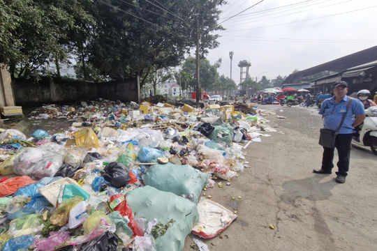 Rác ùn ứ tại nhiều tuyến đường ở Phường 1 Bảo Lộc do nhà máy tạm dừng tiếp nhận