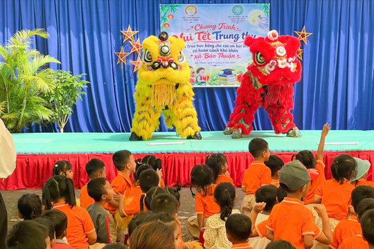 Mang Trung thu đến với thiếu nhi Bảo Thuận