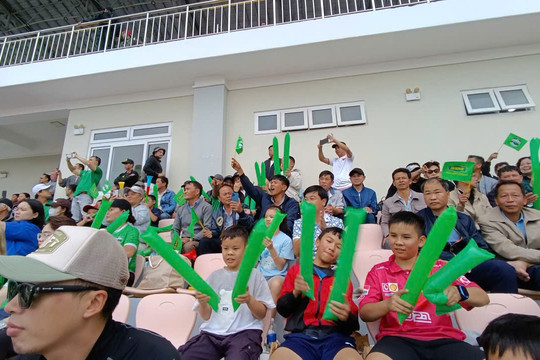 Fans Rally Behind Lam Dong Football