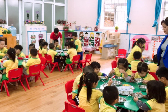 Điều kiện hưởng hỗ trợ tiền trông trưa, nấu ăn cho trẻ mầm non