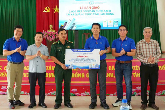 Trao quà Trung thu, đưa nước sạch đến vùng biên giới Quảng Trực