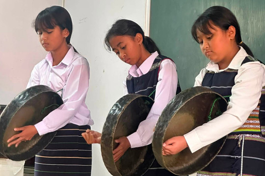 Thi đánh cồng chiêng ở Lang Biang