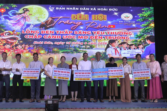 Hoài Đức trao 1.350 phần quà trung thu cho trẻ em và học bổng cho học sinh