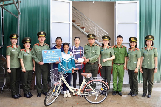 Công an Lâm Đồng trao 30 suất học bổng cho học sinh khó khăn