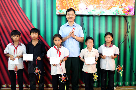 Đoàn ĐBQH tỉnh Lâm Đồng trao quà trung thu cho học sinh vùng khó khăn